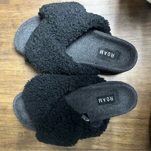 ROAM black Fuzzy sandals